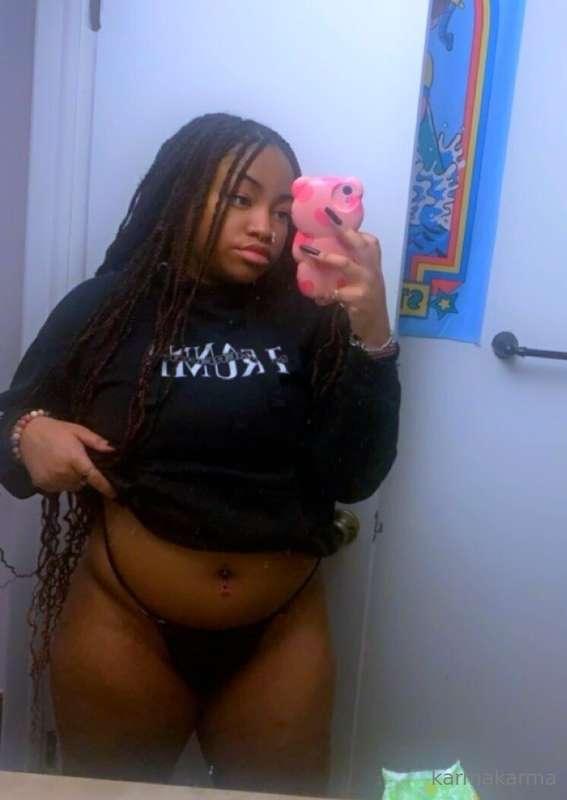 someone come bend me ova. i'm extremely touch starved 😵‍💫🤎