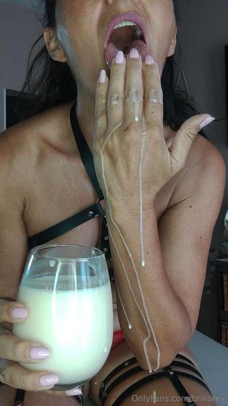 A mature woman and also very daring and nasty... It's a deli..