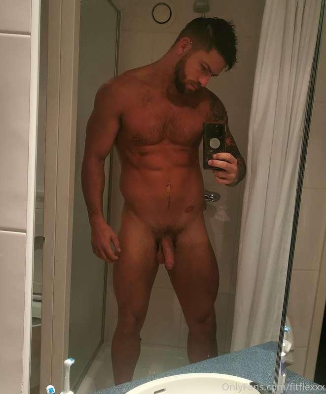 Straight out the shower and my dick is dripping 💦