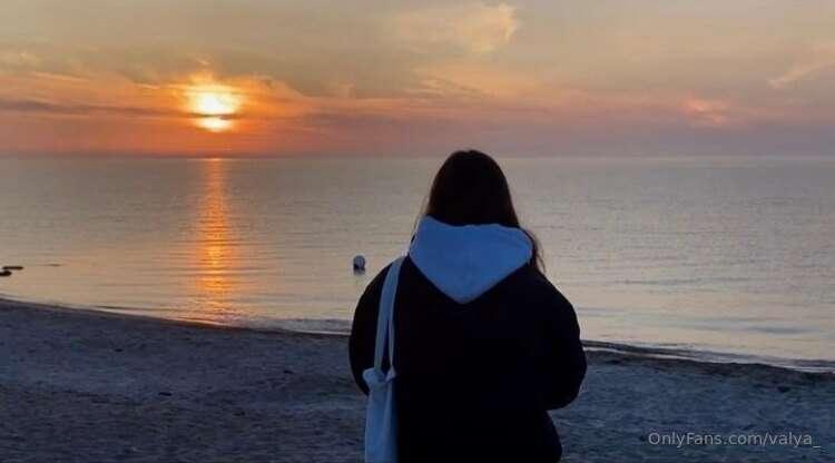 Warm shades of sunset and the soft melody of the waves 🌅