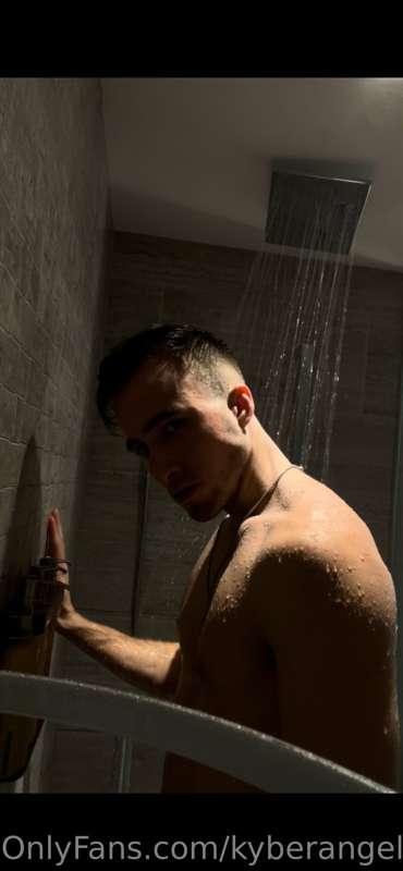 Who wants a steamy shower with me? 😈