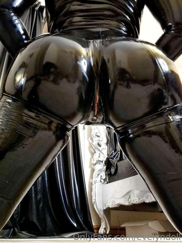 Would you like to fuck my latex bubble butt? I'd love a rubb..
