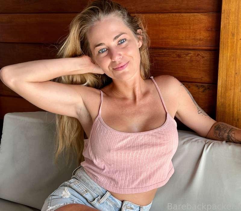 Do you like moms that go braless? 

#braless #boobs #nipples #shorts #blonde #mom #milf #mature #cougar 