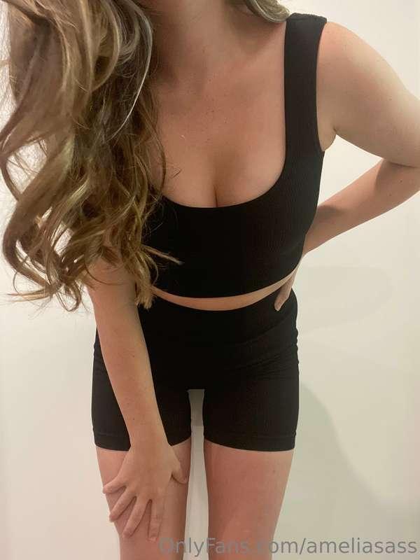 Getting ready to workout in my new outfit… do you like how m..