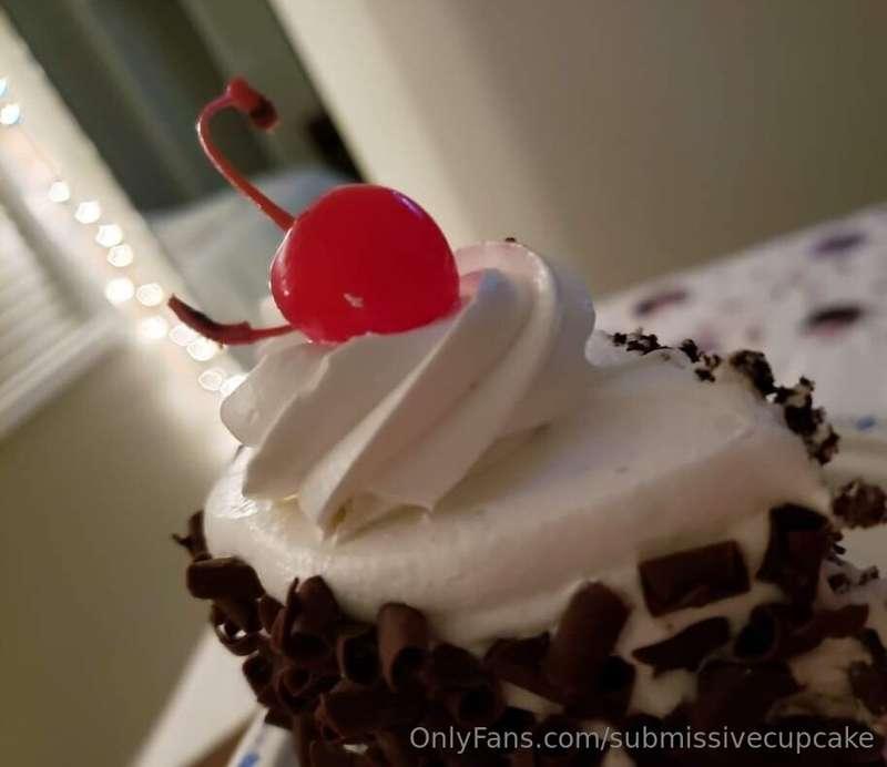 Wanna bite? Come hop in bed with me then🍰💋