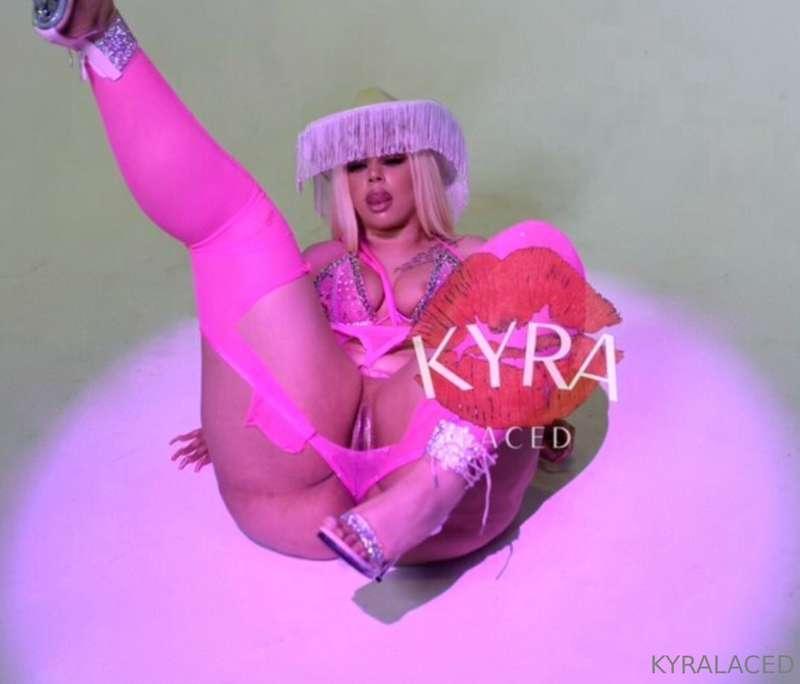 Looking for a big horse to ride.! 🥵😏