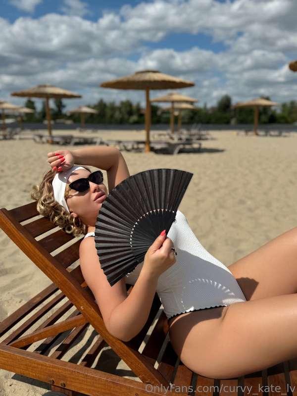 Oh I love these summer days, enjoy the sun on the beach💦🤤 Ho..