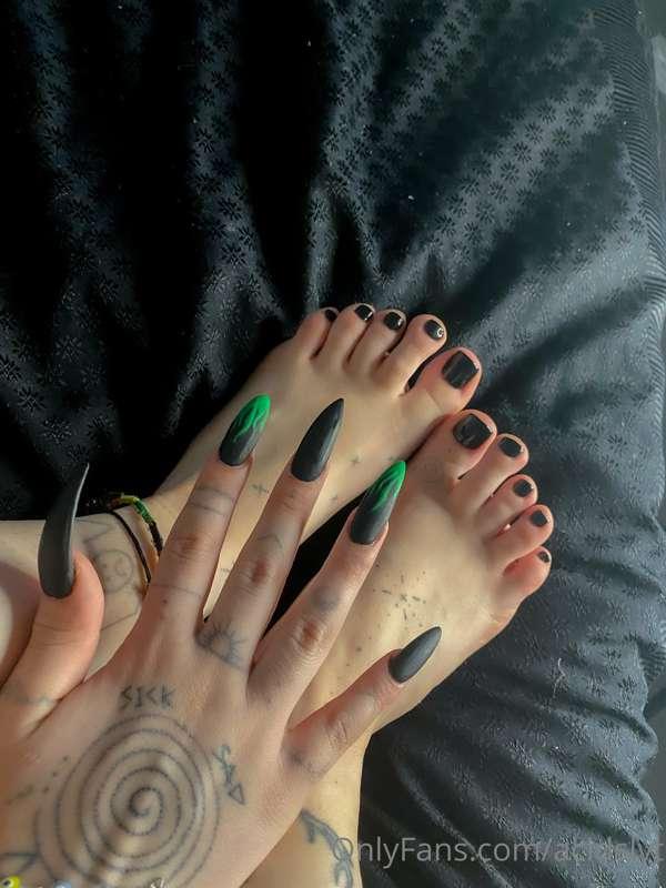 My toes and hands look like this so that u can admire them