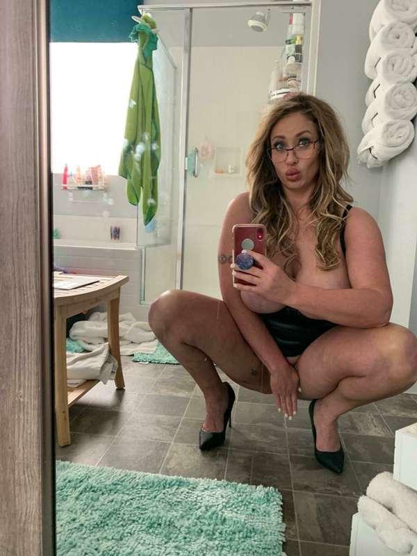 Oops! Wanna see them? 👀

Send me a message, and a tip and I'..