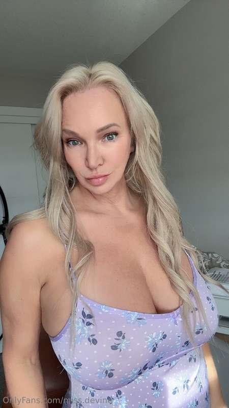 Good morning & happy Friday 💋 Are you feeling naughty?