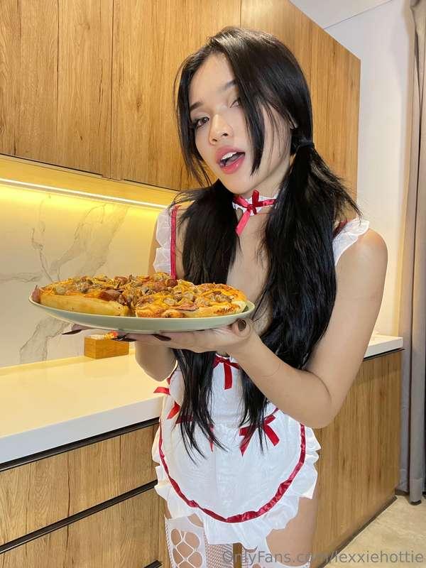 your supper is ready 😋😋😋Lexxie or Pizza?