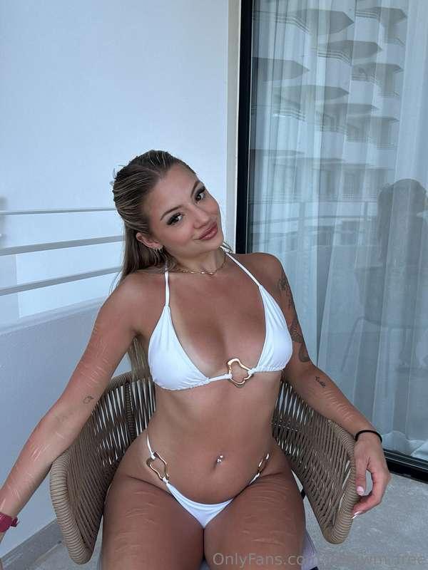 see my tan lines up close on @pom_wm 😈