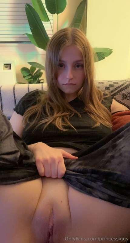 upvote if you’d lick me on the first date <3