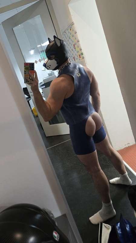 Got a new rubber outfit 🔥Do you prefer front or back view? 😏