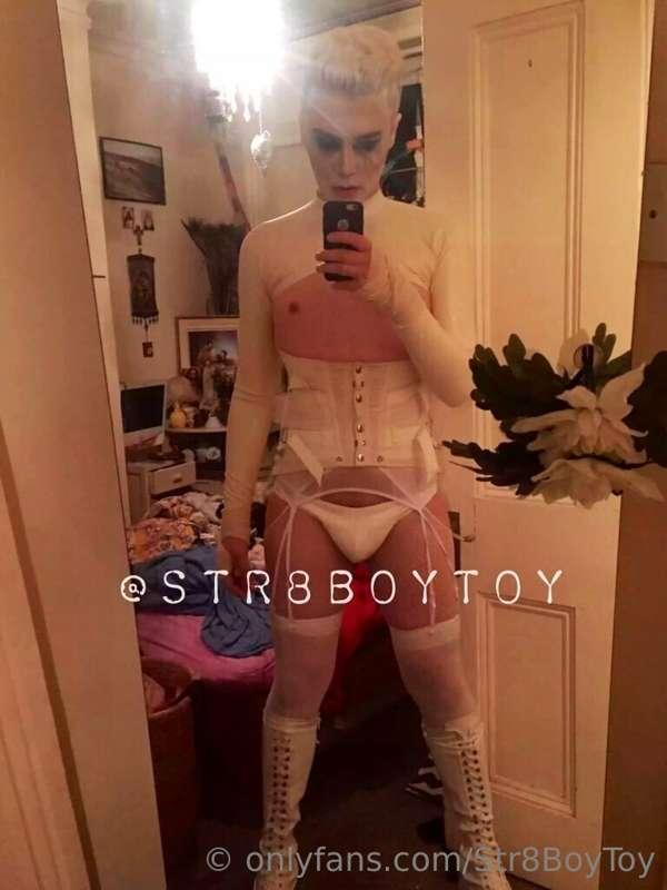 Happy Halloween 🎃 👻 😈

White or Red?