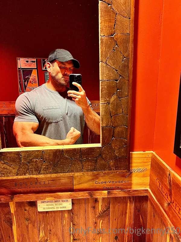 Can’t help it… I see a mirror and I flex… 🤑💪🏼