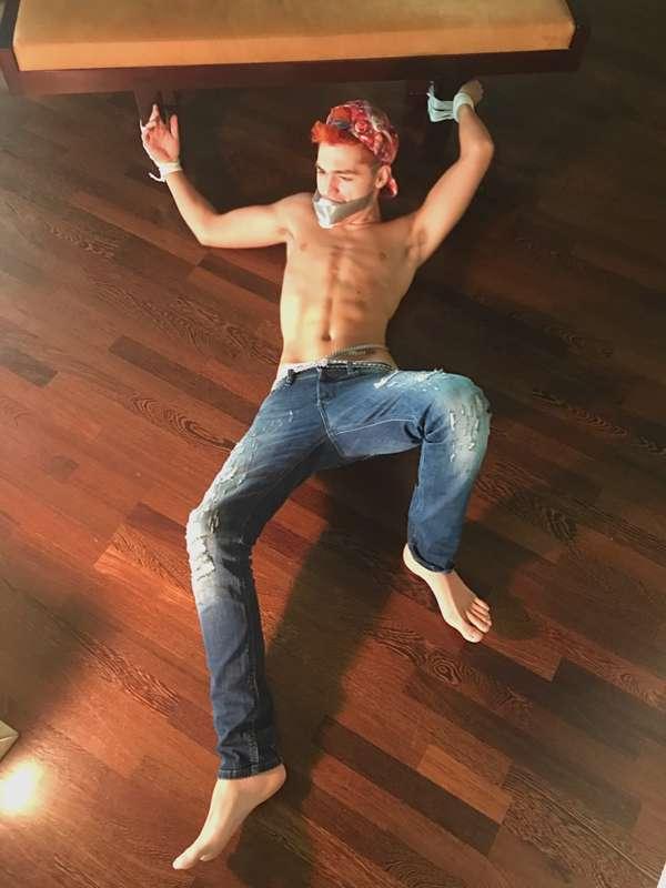 Who wants me tied up in their living room😈😈😈😈😈