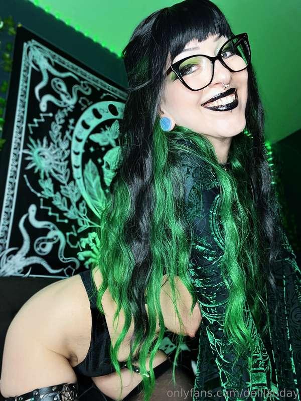 Would you rather “paint” my face or my tits? 💦💦💦(on the rare..