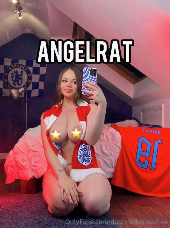 @AngelRat wants to show you her tight phat pussy in action!!..