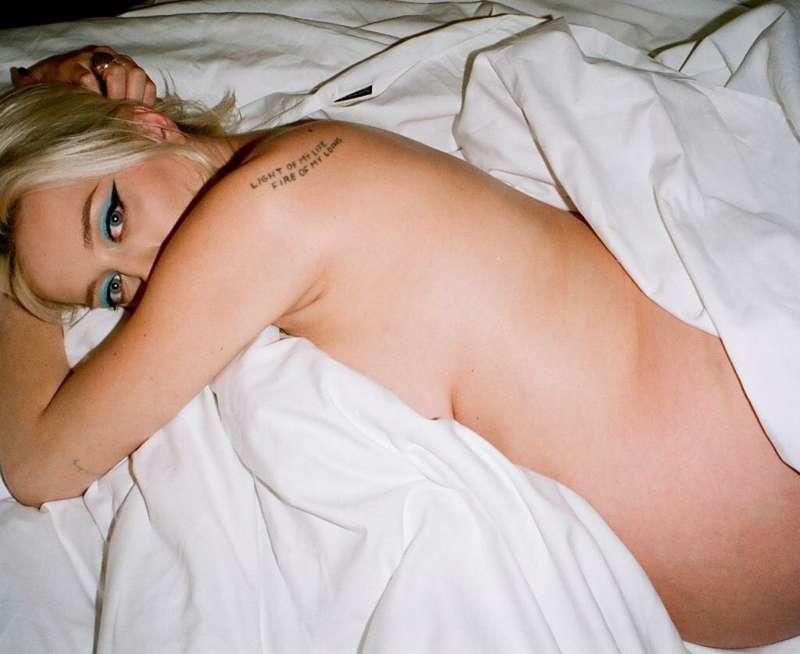 Playing between the sheets 😋Open to see 👀 (Videos are the be..