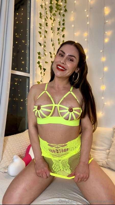 Será que tô sem calcinha? Na segunda foto vc descobre…