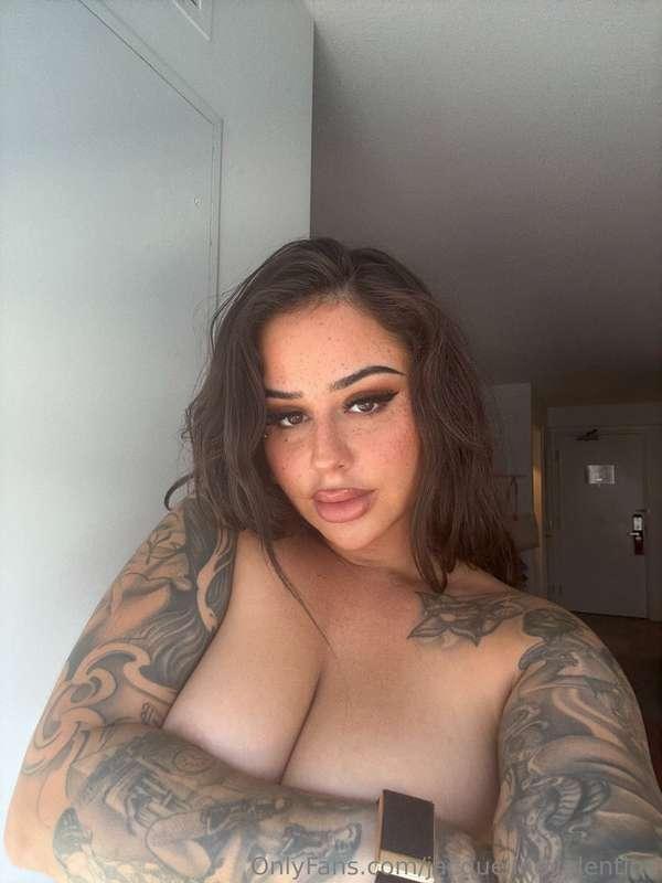 I'm feeling so hot right now, wanna come play with me? 🩷