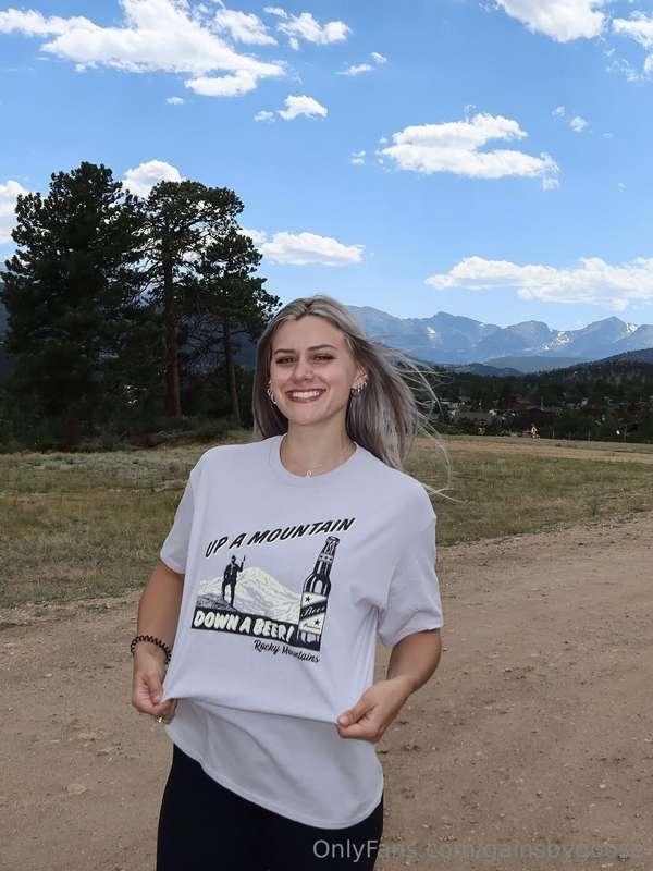 Tell me… what’s hotter? The shirt or the smile? 👇