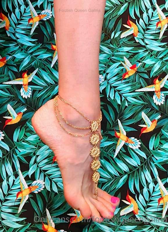 Do you like my golden chain? 💖