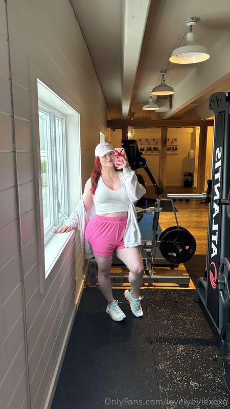 At the gym getting big, strong and incredibly horny 🍑💪🏻😮‍💨