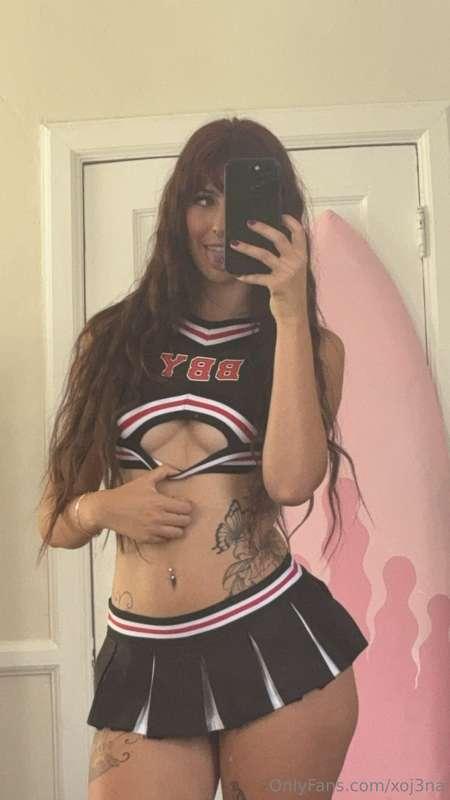 loll do i look good as a cheerleader?? 