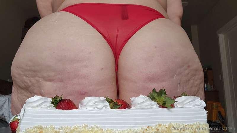 Happy birthday to me!!! Cake on cake!!! Cake sitting video w..