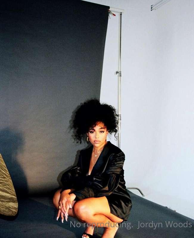 Sitting pretty🖤
