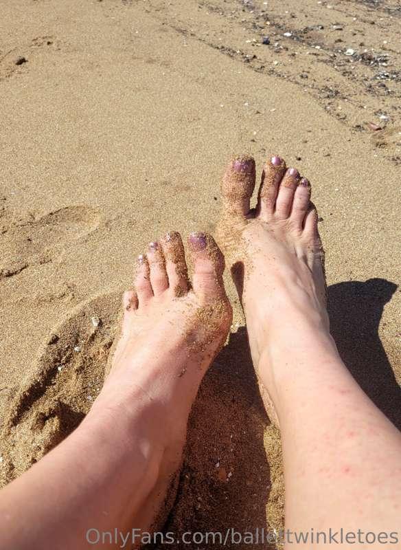 The beach is so nice and quiet during the week 👣🏖