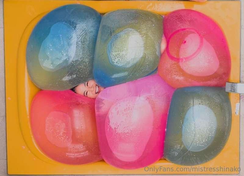 Slippery and Jiggly Giant Stretch Balloon Bath! (1051)  Hina..