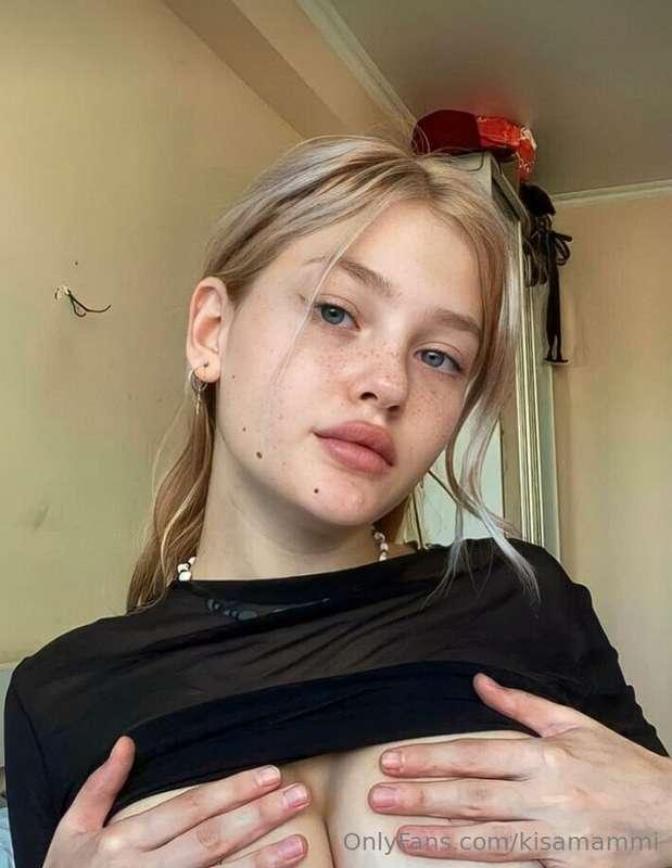 ## 🚨@lilalol🚨
Cutie with juicy tits @lilalol skillfully knea..