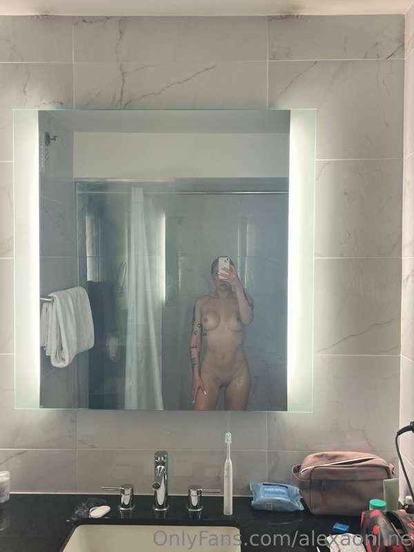 Just love how my body looks in hotel bathrooms it hits diffe..