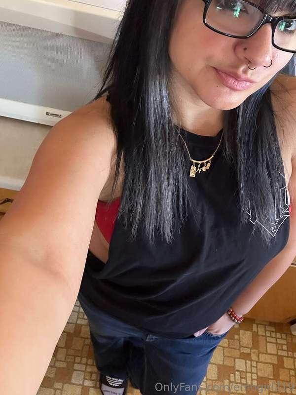 I do love how my bra sneaks out of a top with the sleeves cu..