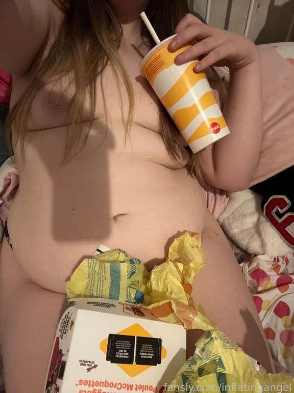 love stuffing my face full of mcdonald’s 😚❤️🙈 ALSO I TRIED A CHEESEBURGER FOR THE FIRST TIME!!!! 

#feedism #feederism #feedee #feeder #fatty #piggy #eating #gaining #gains #weightgain #stuffer #stuffing #belly #bellystuffing #inflating #inflation #inflatingbelly #youngfatty #biggirl #fupa #feedme #nsfwmukbang #mukbang #bbw #pig #youngfeedee 