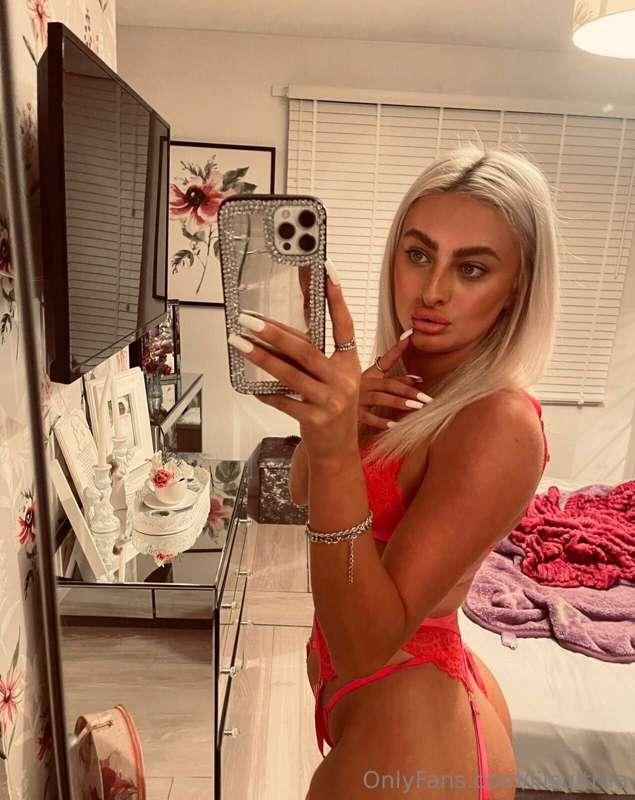 Wanna be my online gf ?
