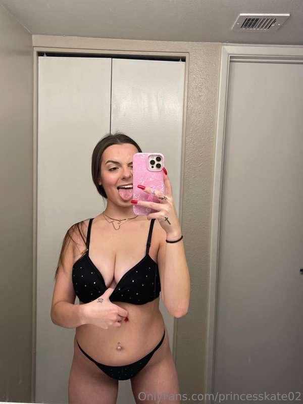 CAN YOU HANDLE THIS CREAMY PUSSY THIS CLOSE? Come and taste ..