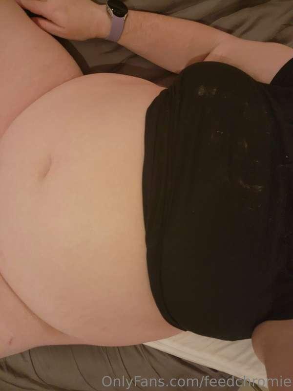 God when did I get so wide 😭😭 I look so swollen >.> I have a..