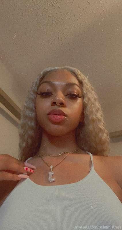 Dick sucking lips... can i suck your dick daddy ?