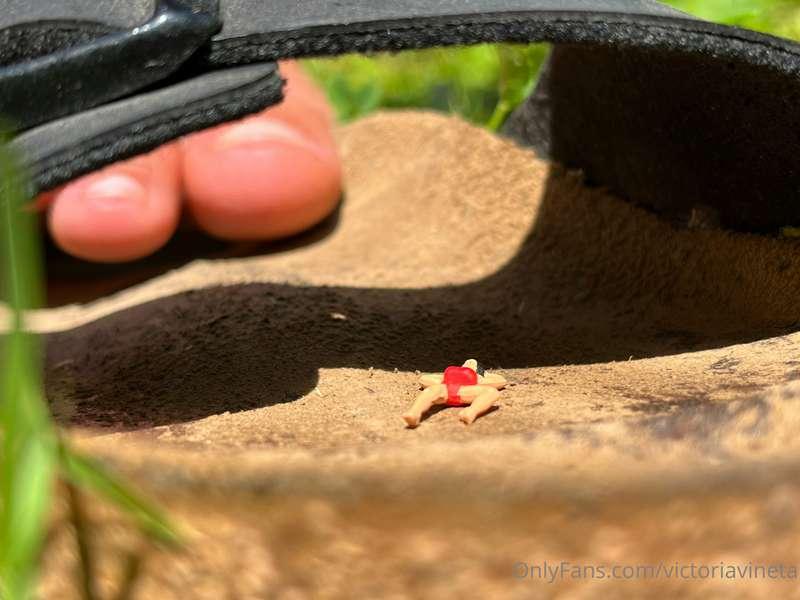 Who is afraid of the giant toes? 😨