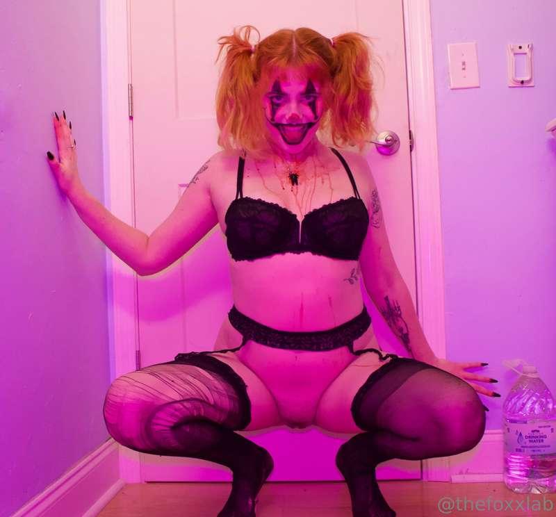 Dm me if you wanna watch this silly stupid clown fuck hersel..