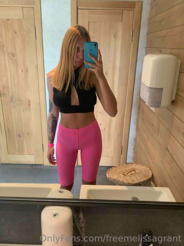 I'm about to go to the gym, how do you like my outfit?🥰