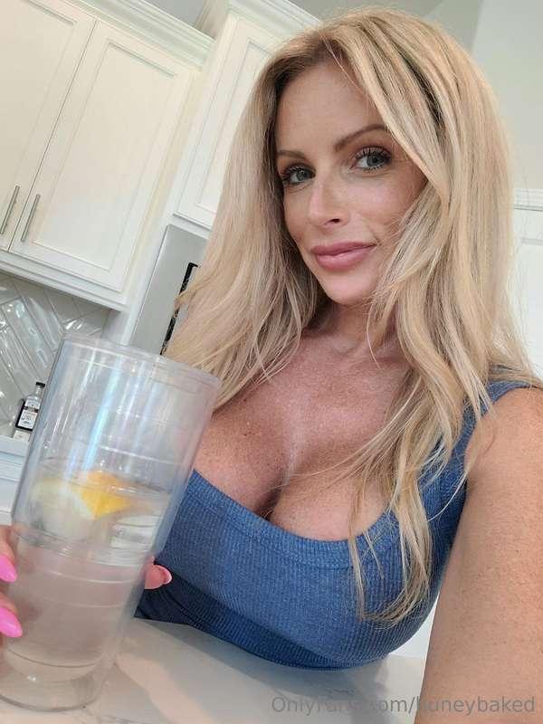 Do you know that a glass of water in the morning is very hea..