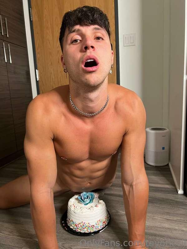 Guess what i did with this cake… yep i fucked it 😈