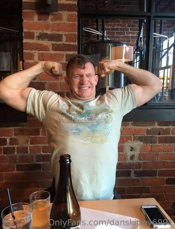 Happy Friday, here’s a throwback flexing stretch
