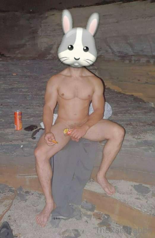 Yes I walk beaches and nature trails nude. Havnt got in trou..