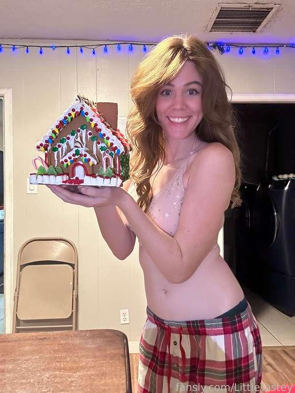 Be honest, what do you think of my gingerbread house? :) 🫚🍞🏠🎄🎁 
